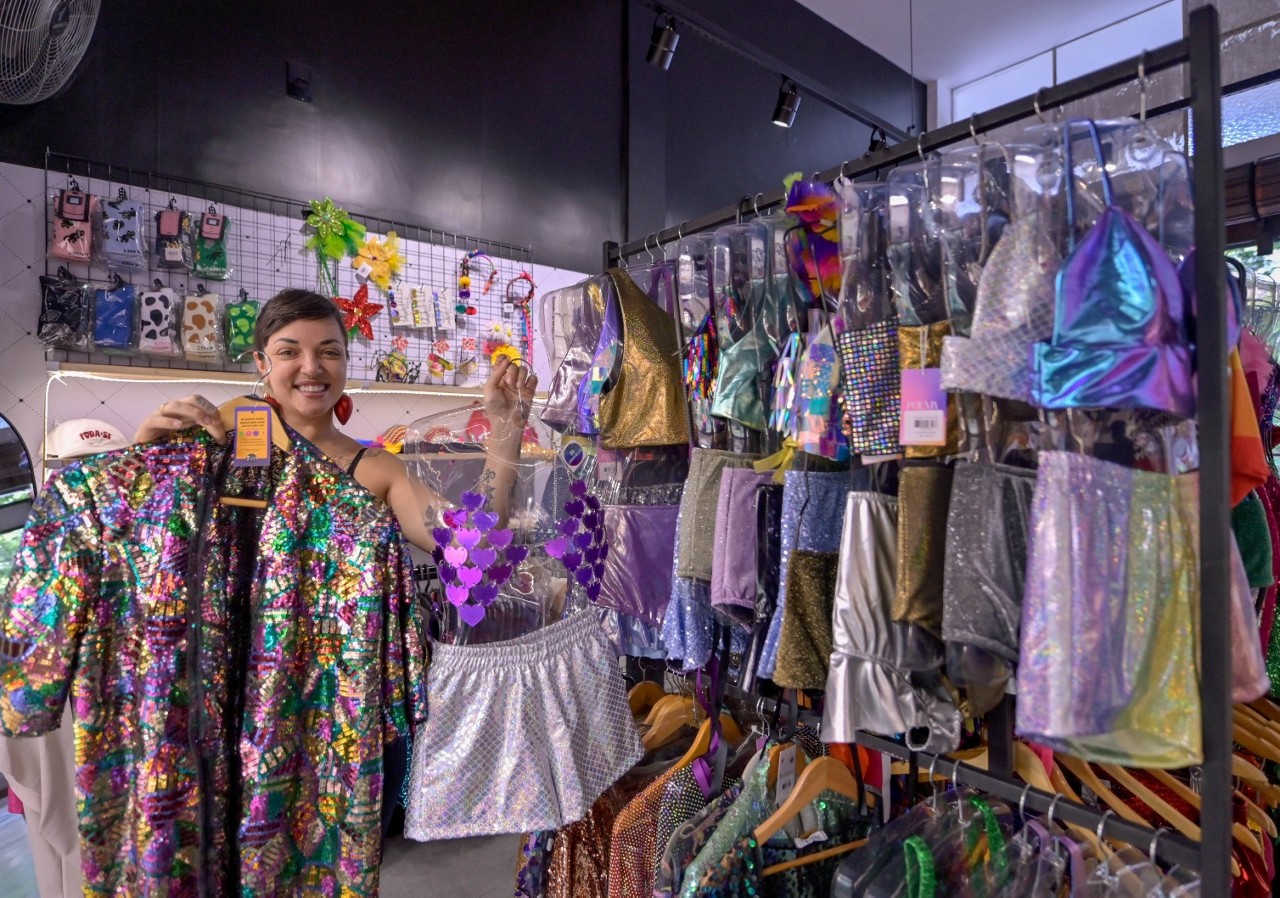 Tops de corrente, shorts cintilantes, quimonos de paetê  são tendências para o Carnaval 2025