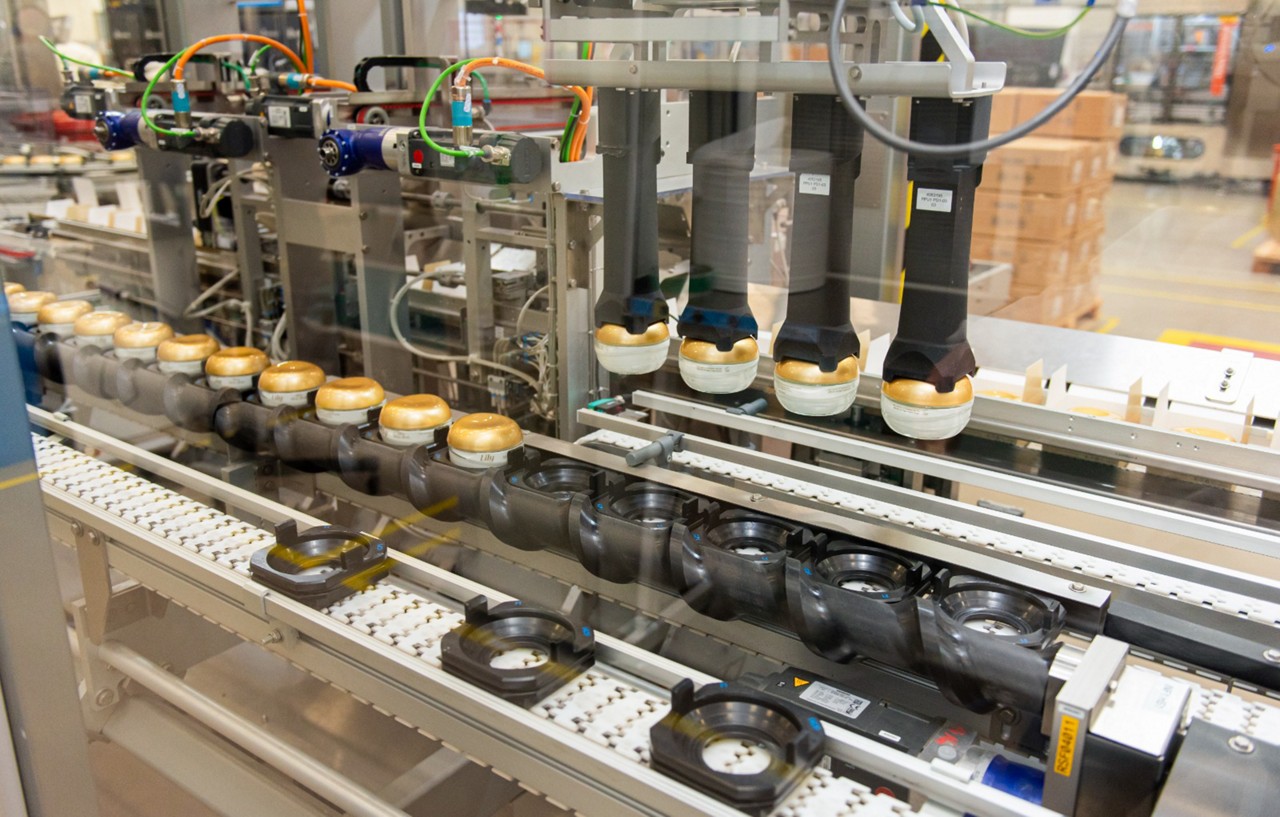 O creme Lilly, um dos mais vendidos do Boticário, é produzido em larga escala na fábrica do grupo em Camaçari, na Bahia