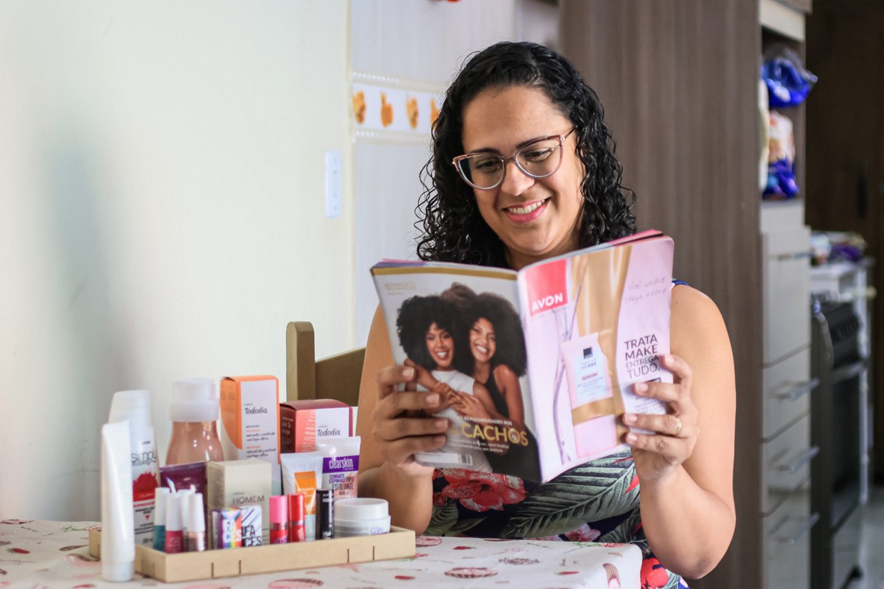 Carla Fernanda, 37 anos, viu na comercialização de produtos de beleza a chance de complementar a renda