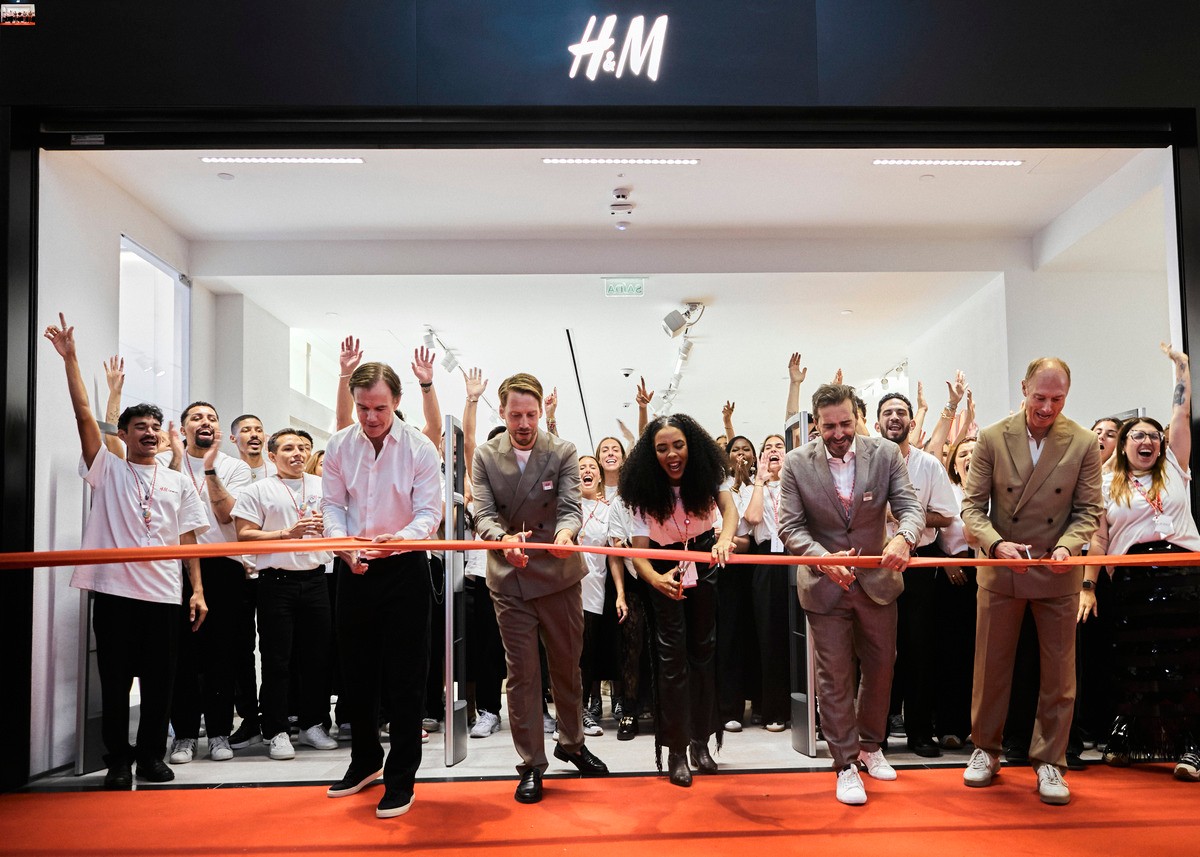 A cerimônia de inauguração reuniu Karl-Johan Persson, Chairman do Grupo H&M, ao lado de Ervér, Pereira, Grima e da equipe local da H&M