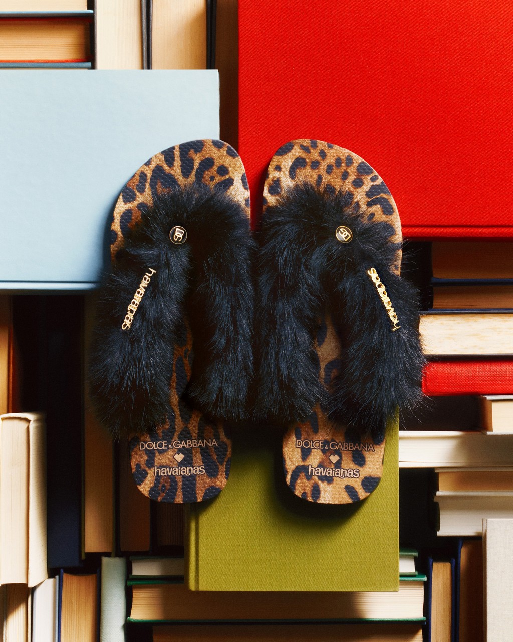 Dois modelos revisitam o clássico animal print, mas com muito luxo