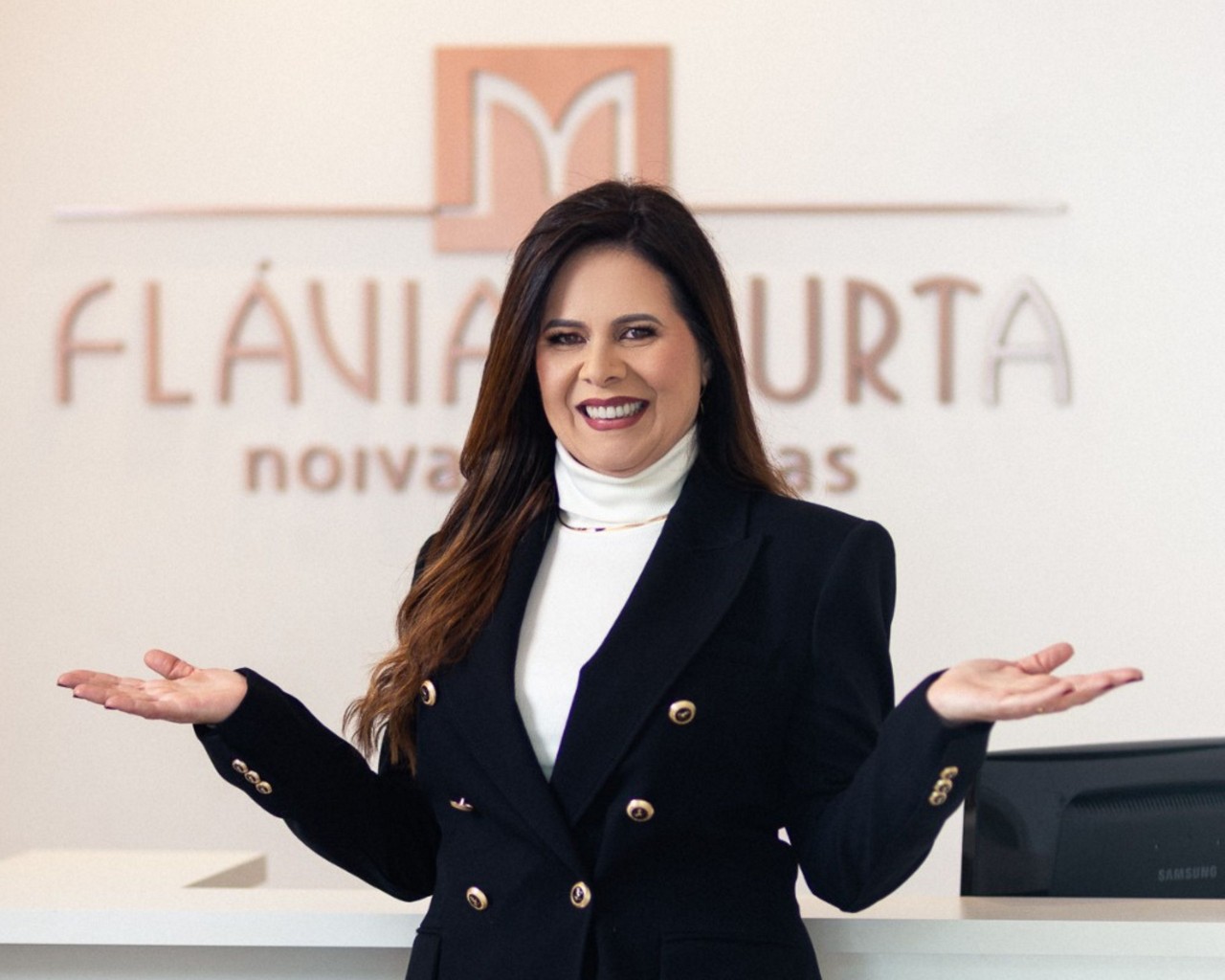 Flávia Murta é de Belo Horizonte e criou looks para a Miss Universo 2024