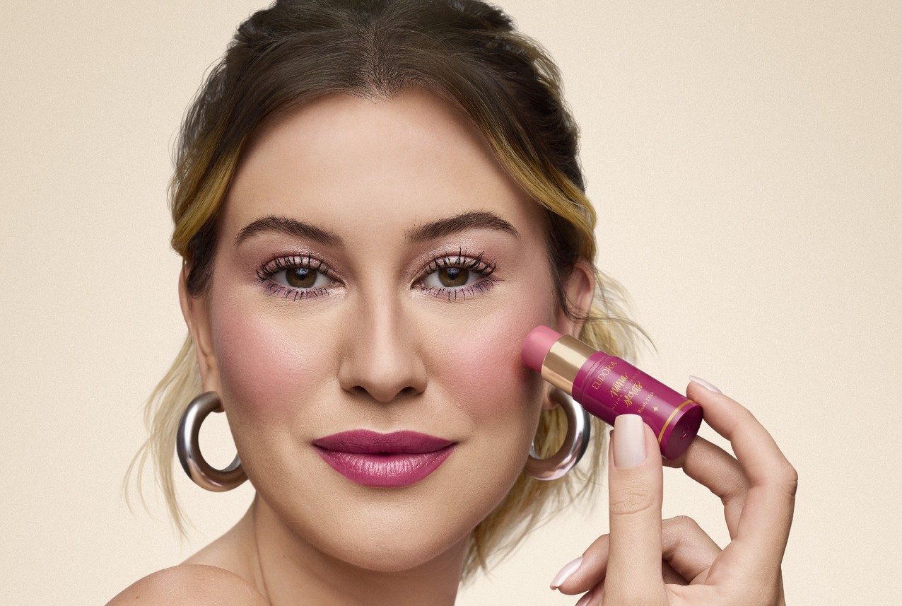 Niina Secrets criou uma linha de maquiagem multifuncional stick, que pode ser usada no rosto, na boca e nos olhos