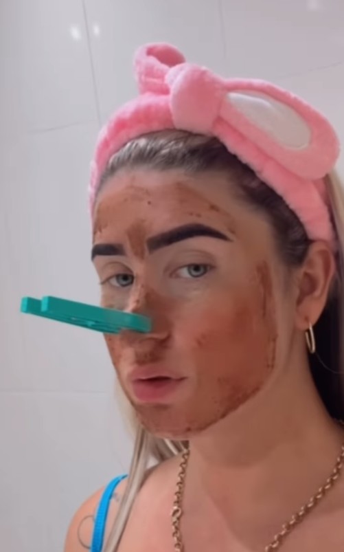 A influenciadora Débora Peixoto, de 30 anos, virou assunto nas redes sociais ao postar um vídeo usando suas próprias fezes para realizar uma skincare