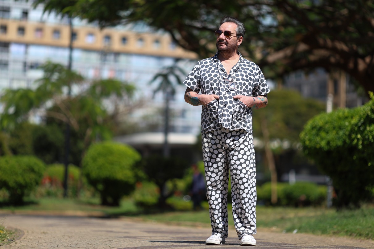 BELO HORIZONTE (MG), 14/08/2025 - MAGAZINE - MODA - Tendência do sleepwear leva pijamas das camas para as ruas. Na foto: Ramon Navarro, artista, adepto do estilo. ( Foto: Flavio Tavares/O Tempo )