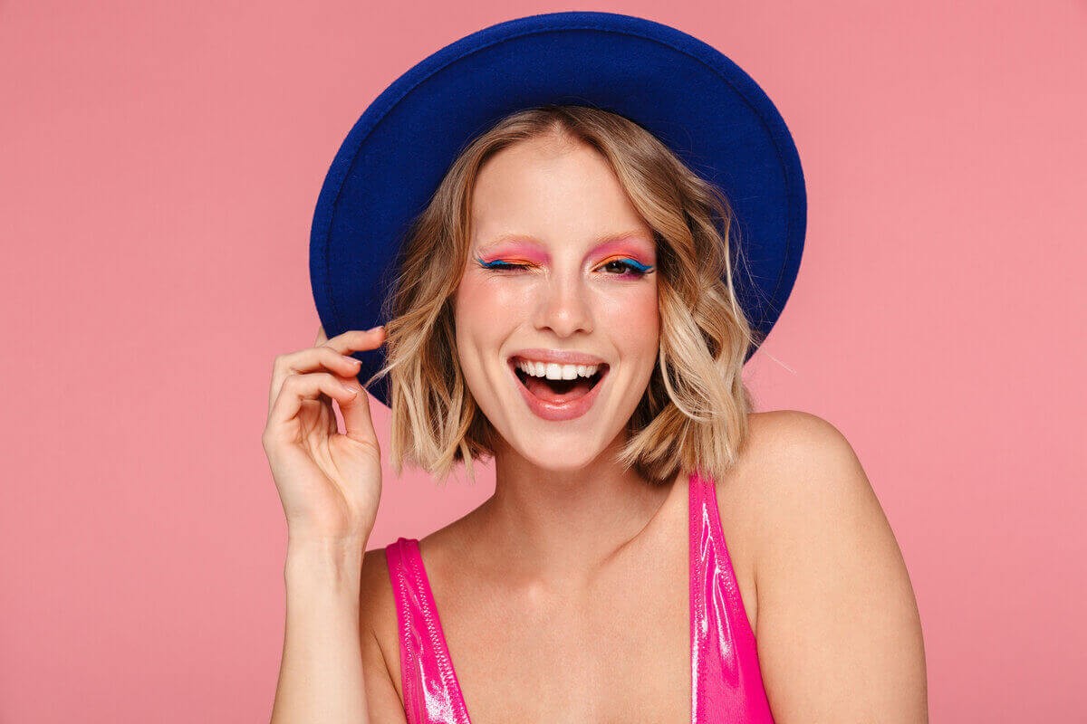 A maquiagem colorida deixa o look mais alegre