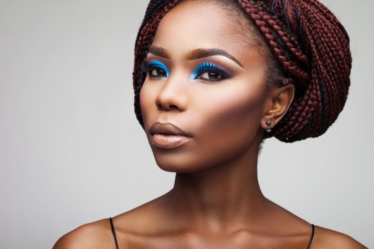 A maquiagem realça o brilho e beleza natural da pele negra