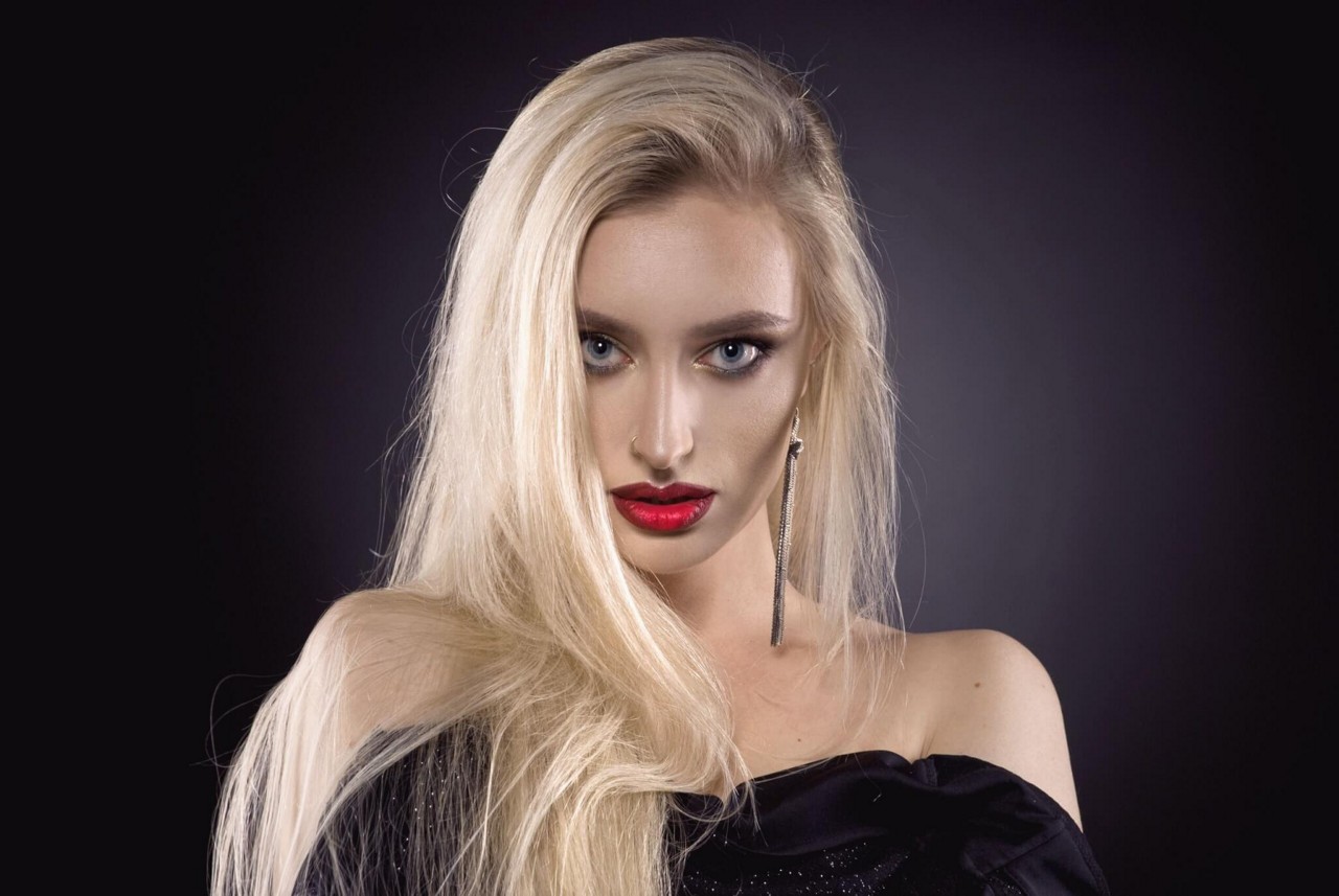 A tendência "boca de vampira" consiste em contornar os lábios com um tom mais escuro e deixar o centro mais claro e luminoso