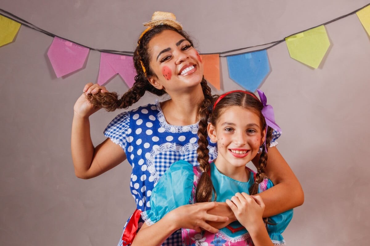 Penteados temáticos complementam o look da festa junina com criatividade e charme