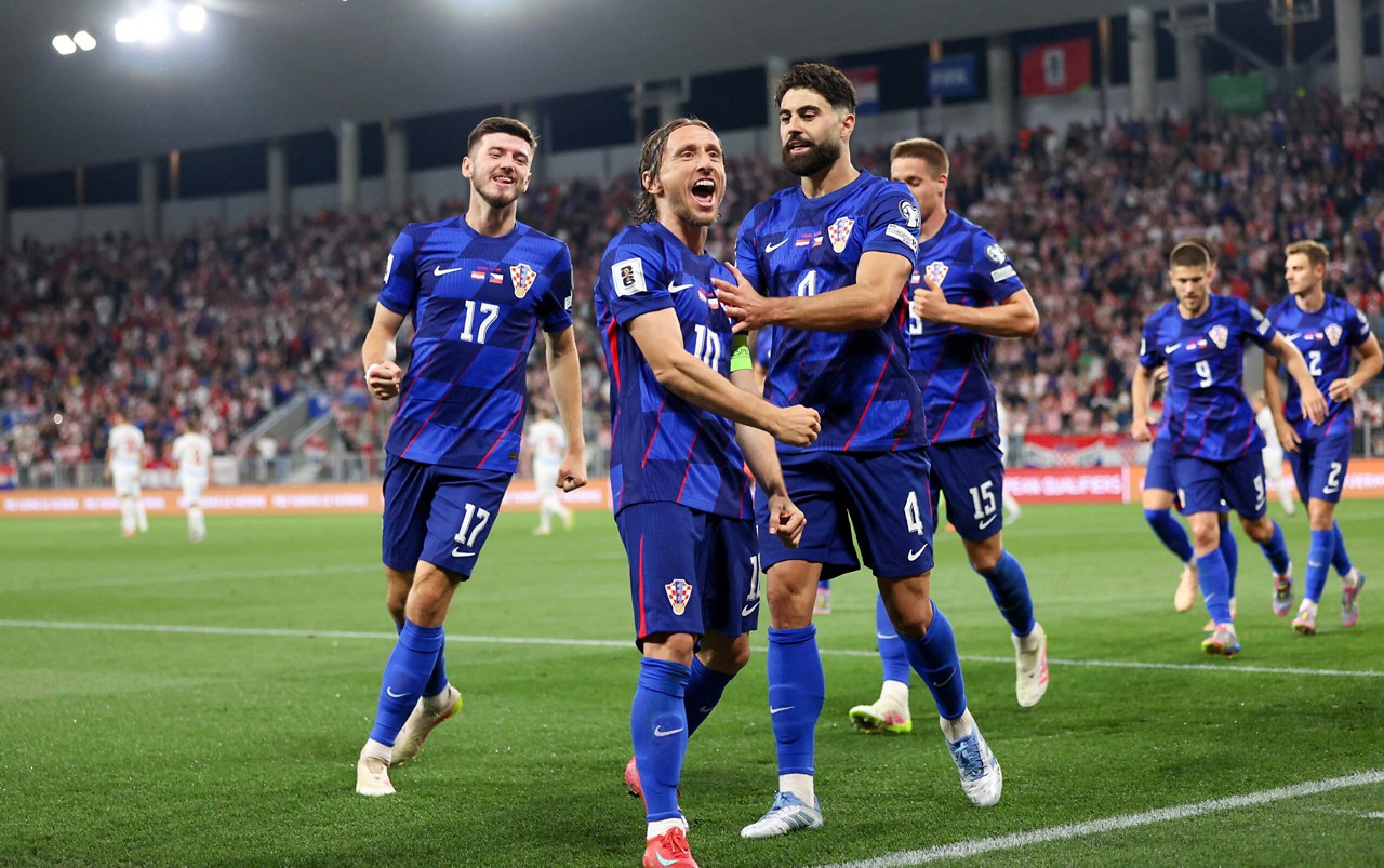Croatia's midfielder #10 Luka Modric (C) celebrates, with Croatia's defender #20 Josko Gvardiol (R) and Croatia's midfielder #17 Petar Sucic (L), after scoring his Modric comemora gol marcado pela Croácia na vitória sobre a Tchéquia, nas Eliminatórias para a Copa do Mundo (Foto: Damir Sencar/AFP)