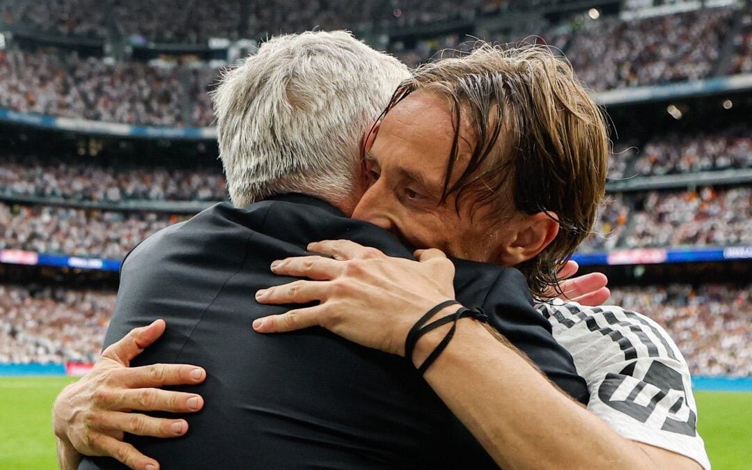 Modric e Ancelotti em suas despedidas do Real Madrid (Foto: Reprodução)