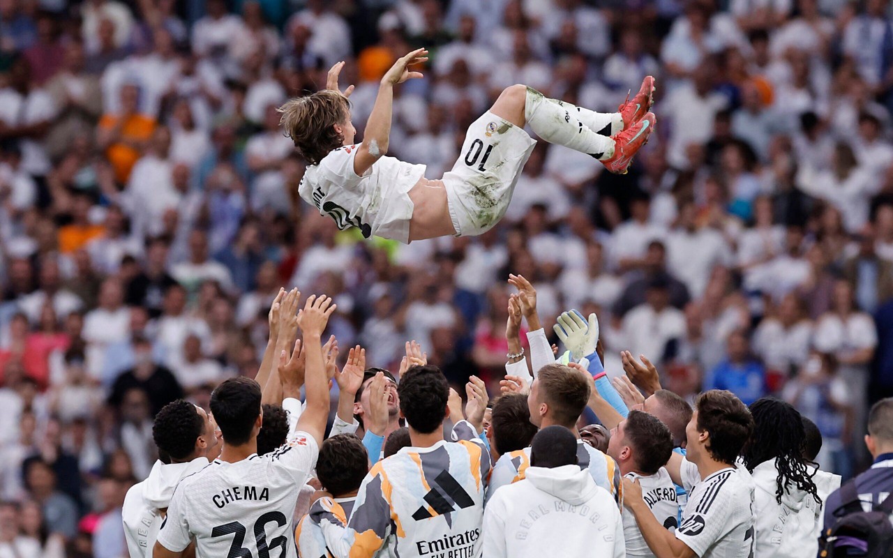 Luka Modric é celebrado por companheiros em adeus ao Real Madrid (Foto: Oscar del Pozo/AFP)