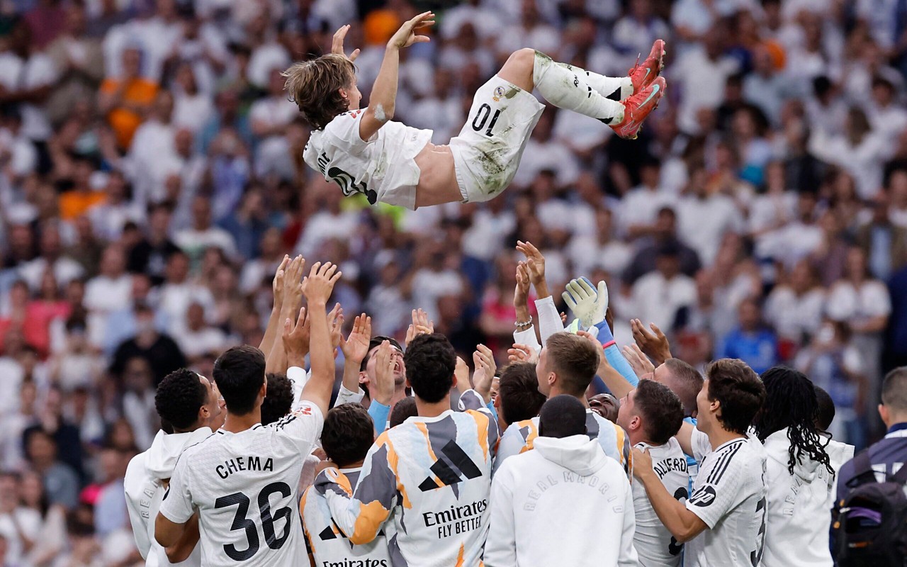 Luka Modric é celebrado por companheiros em adeus ao Real Madrid (Foto: Oscar del Pozo/AFP)