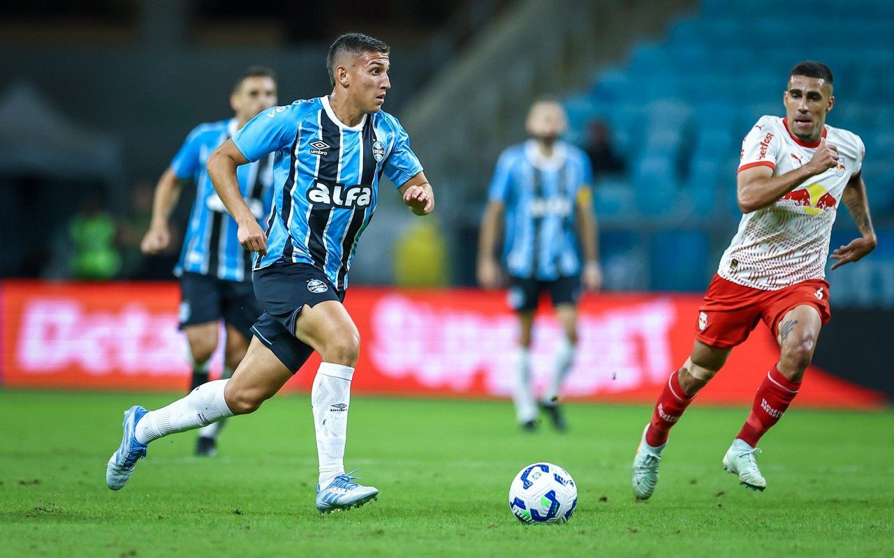 Monsalve com a bola no empate do Grêmio com o Red Bull Bragantino. (Foto: Lucas Uebel/Grêmio FBPA)