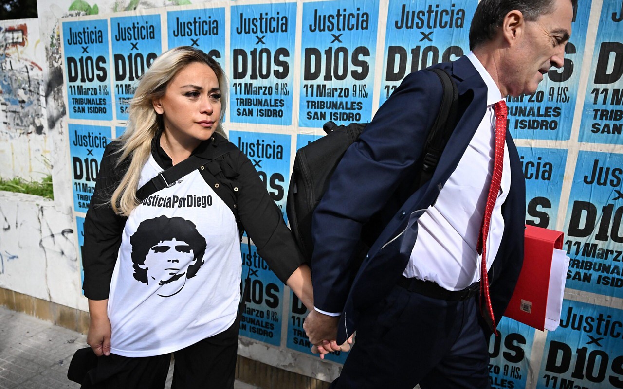 Veronica Ojeda, ex-esposa de Maradona, ao lado do advogado Mario Baudry (Foto: Luis Robayo/AFP)