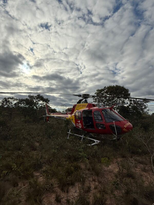 Motociclista é resgatado por helicóptero após acidente em trilha no Norte de Minas