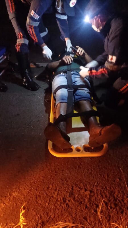 Motorista fica ferido após carreta tombar na BR-251, em Grão Mogol