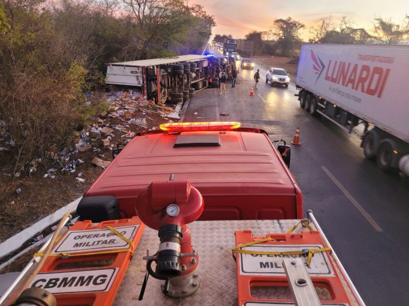 Motorista fica ferido após tombamento de carreta na BR-251, próximo a Francisco Sá