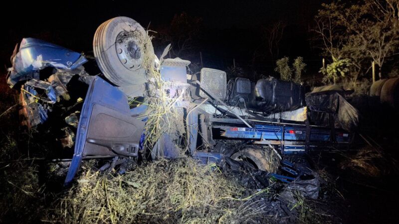 Motorista morre após caminhão carregado com carvão capotar na BR-135, em Bocaiuva