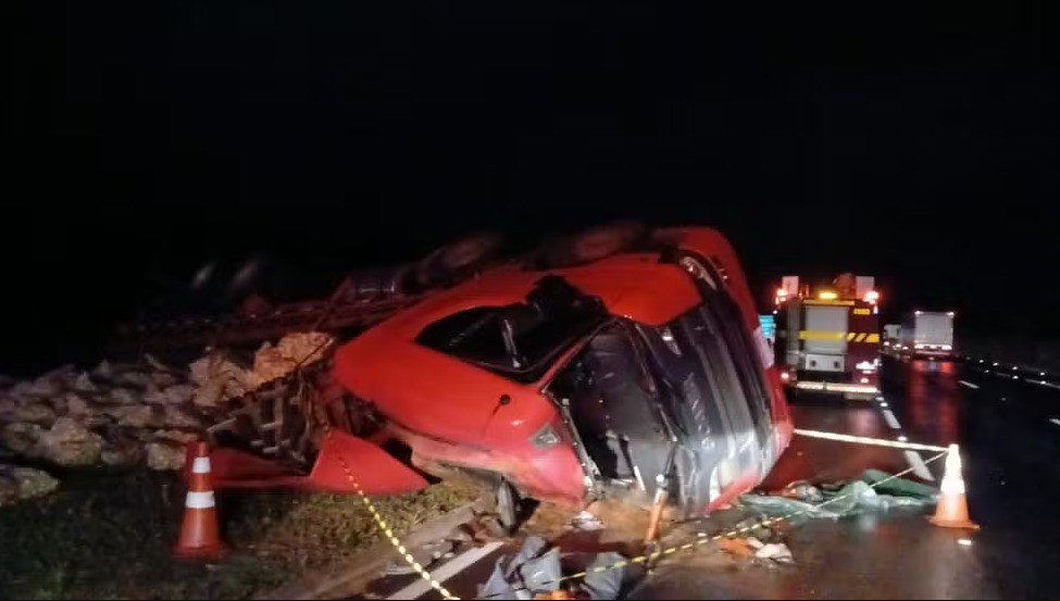 Motorista morre após caminhão carregado de batatas tombar na BR-135 no Norte de Minas
