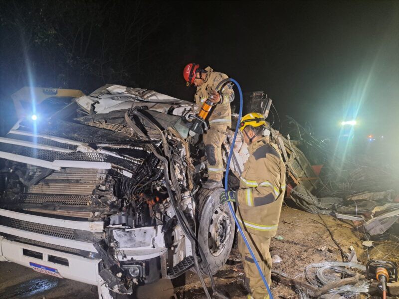 Motorista morre em capotamento de caminhão na BR-251, em Salinas