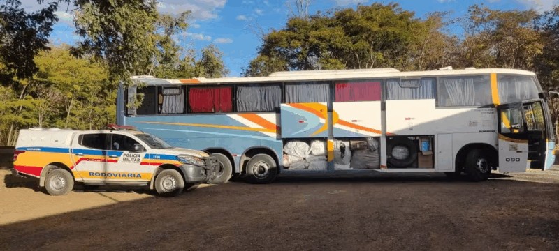 Motorista sem CNH tenta enganar PMRv e é flagrado com carga ilegal na BR-135