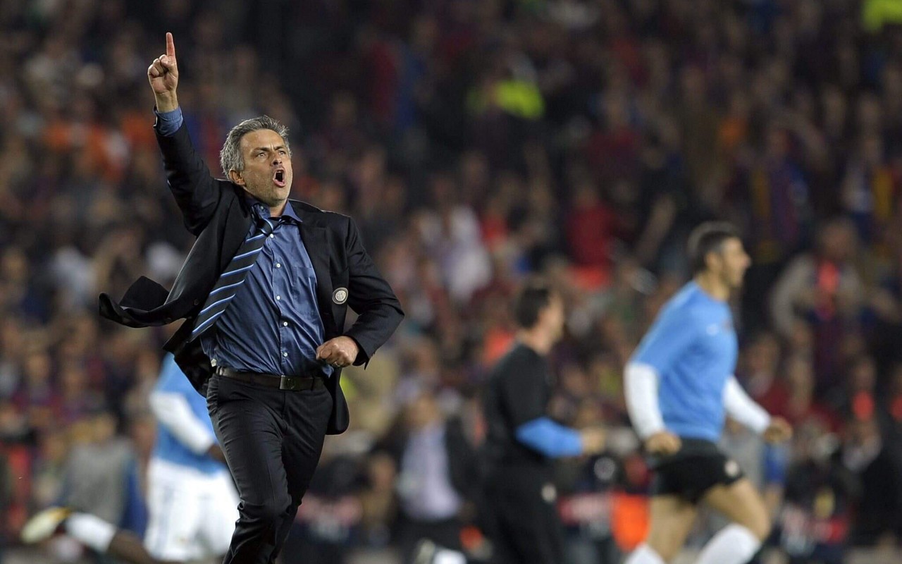 Mourinho comemora vitória da Inter de Milão contra o Barcelona na Champions (Foto: Josep Lago/AFP)