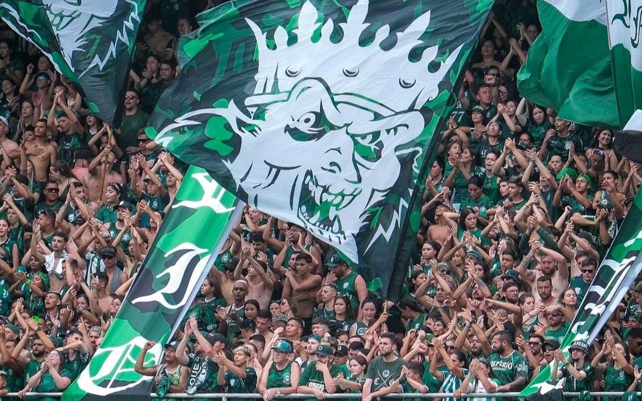 Império Alviverde, organizada do Coritiba, no Couto Pereira. Foto: Divulgação/Império Alviverde