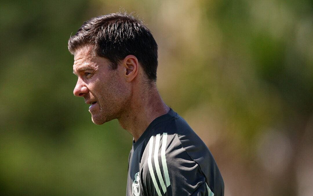 Xabi Alonso observa treino do Real Madrid no Mundial de Clubes (Foto: Divulgação)