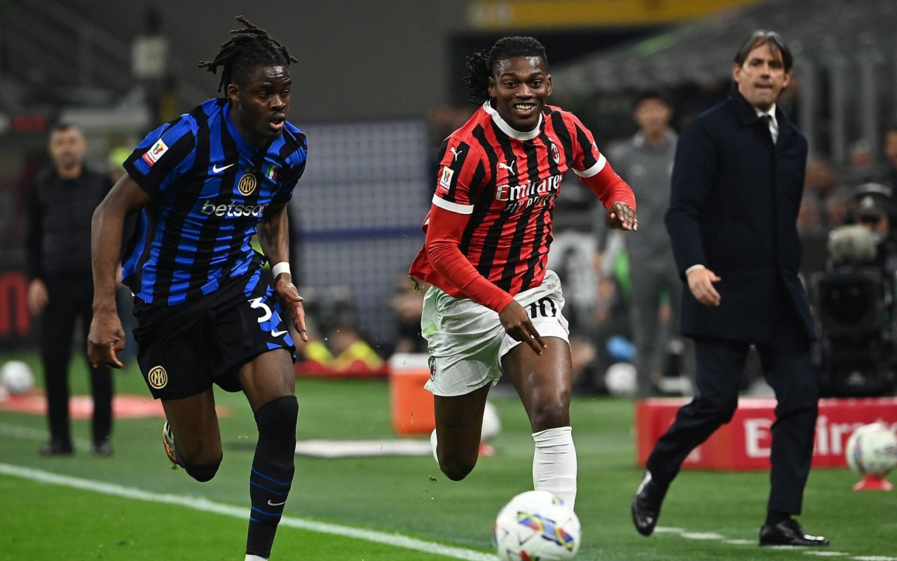 Inter de Milão e Rafael Leão em ação pela ida da Copa da Itália (Foto: Isabella Bonotto/AFP)