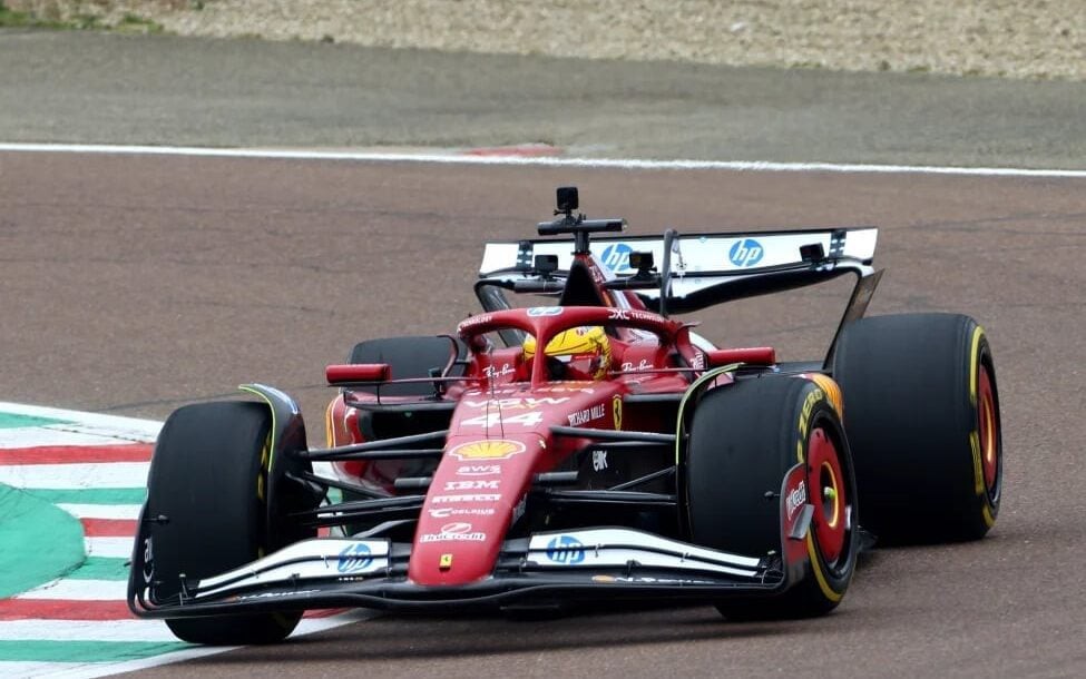 Lewis Hamilton na pista de Fiorano com a SF-25 (Foto: Divulgação/Ferrari)
