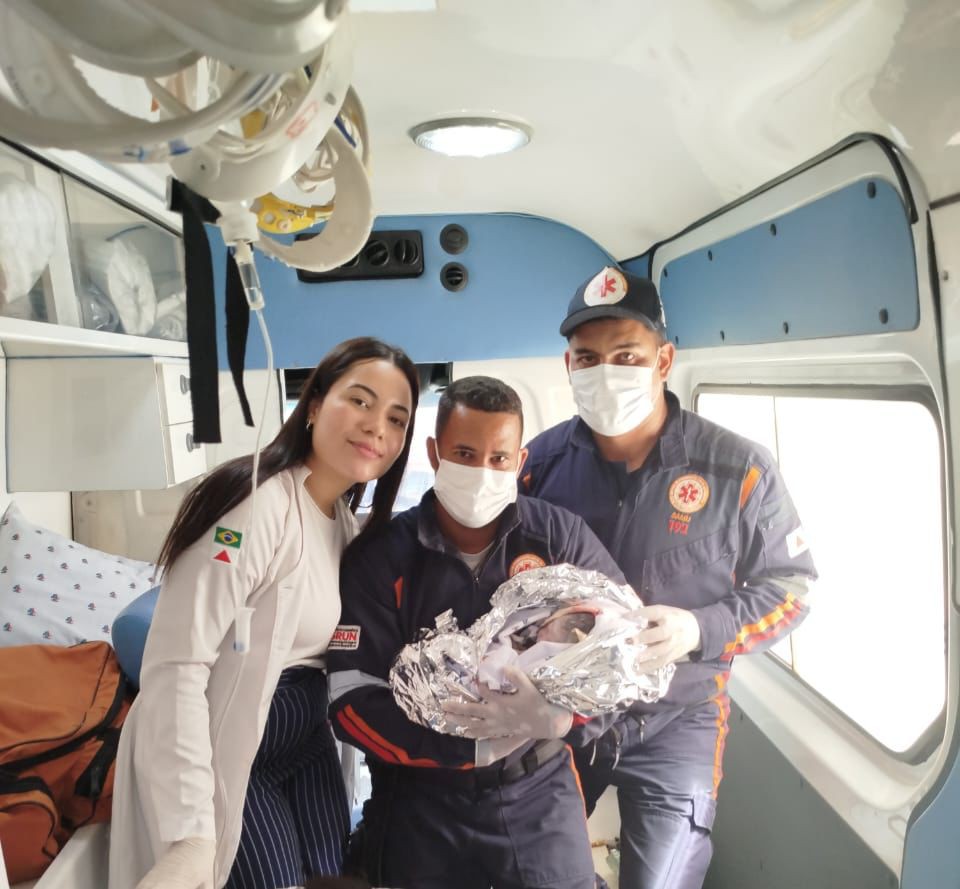 Mulher dá à luz dentro de ambulância do Samu na BR-251