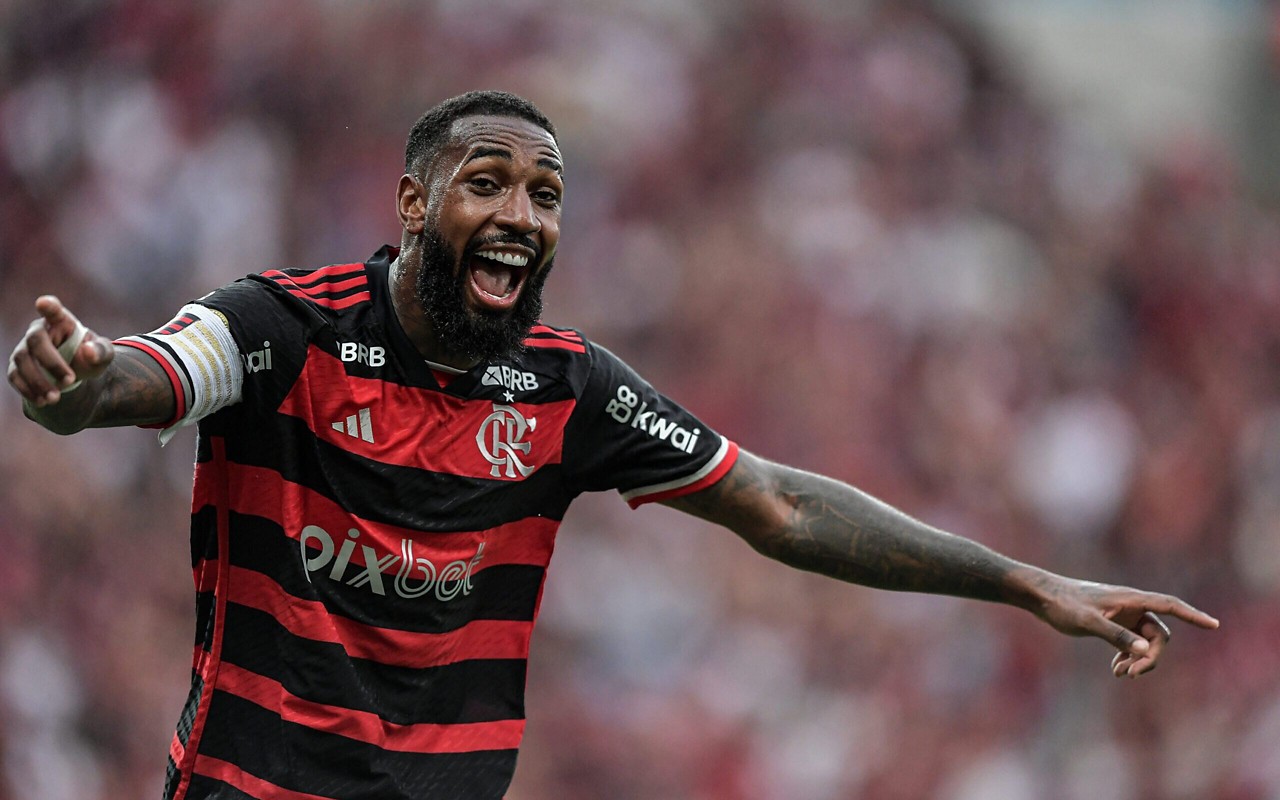 Gerson em ação pelo Flamengo (Foto: Thiago Ribeiro/AGIF)