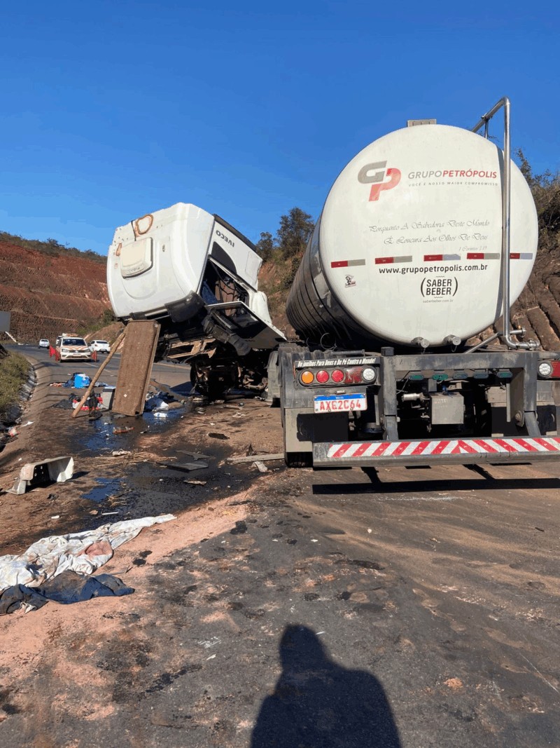 Mulher e criança ficam feridas após carreta bater em paredão na BR-251, em Fruta de Leite