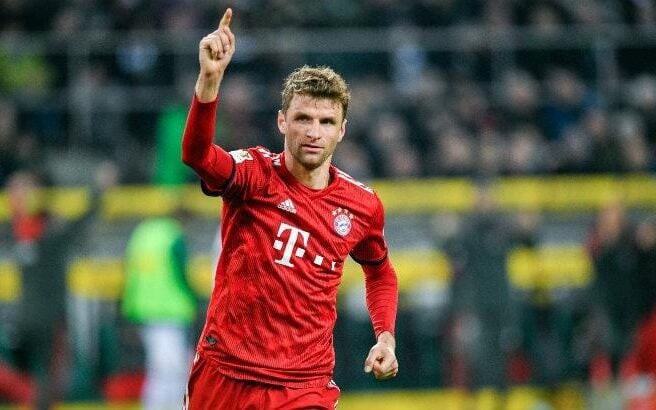 Müller tem mais de 500 jogos com a camisa do Bayern de Munique (Foto: SASCHA SCHUERMANN / AFP)
