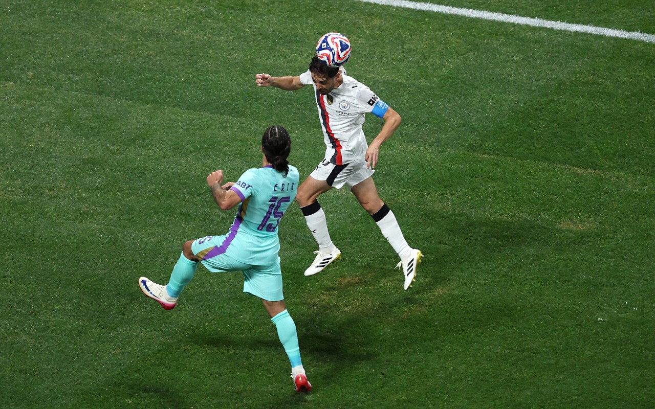 Erik em disputa de bola com Bernardo Silva em Manchester City x Al Ain (Foto: Kevin C. Cox/Getty Images/AFP)