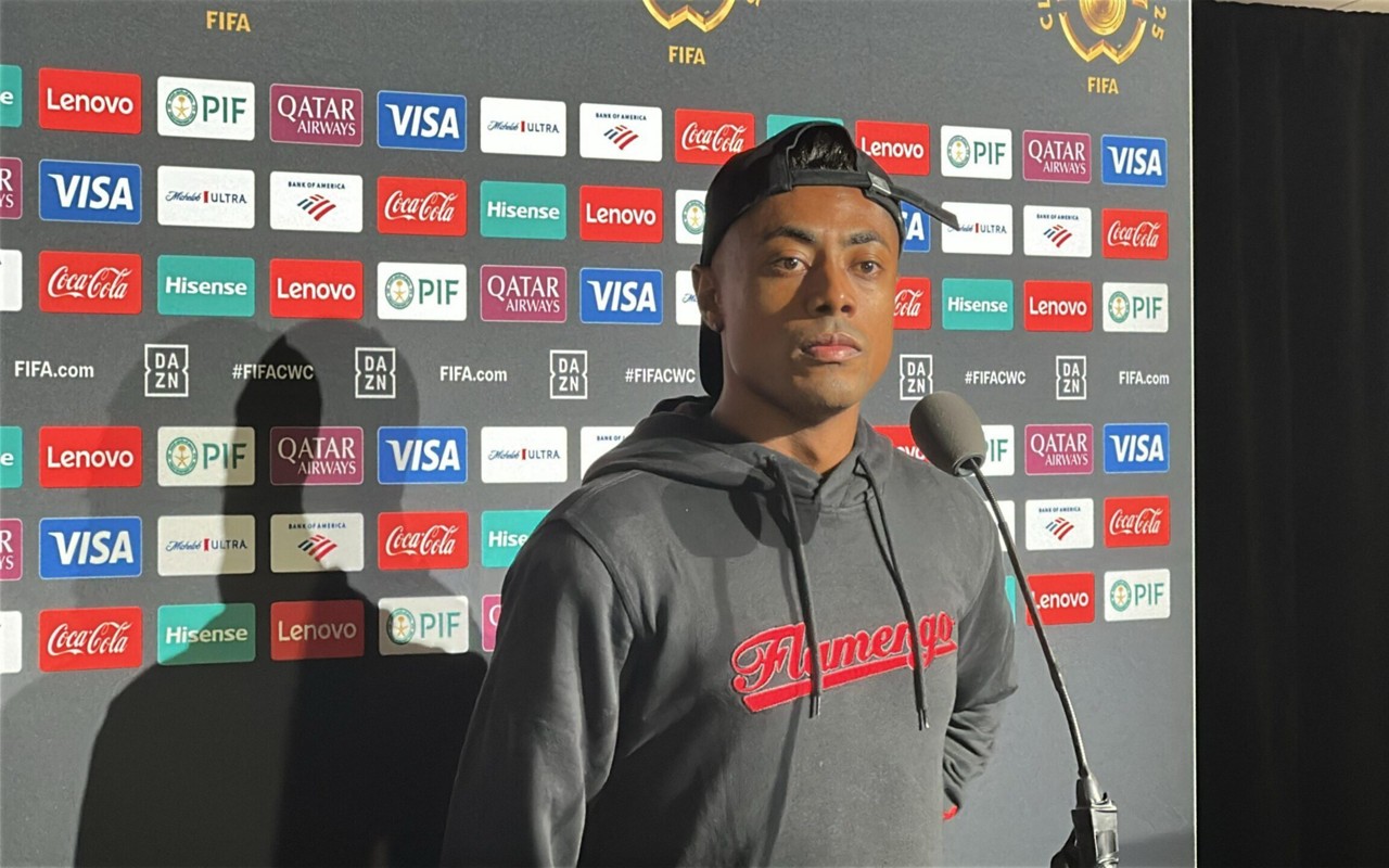 Bruno Henrique concede entrevista após estreia do Flamengo no Mundial de Clubes (Foto: Lucas Bayer / Lance!)