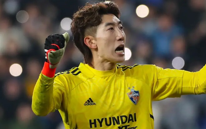 Jo Hyeonwoo em campo com a camisa do Ulsan HD (Foto: Repordução/FIFA)