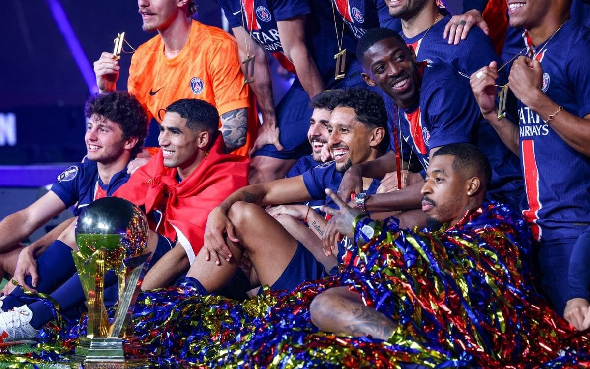 Jogadores do PSG receberam a Taça do Campeonato Francês no final de semana (Foto: Reprodução / X)