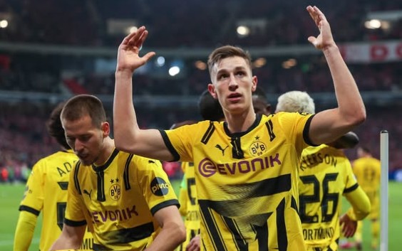 Nico Schlotterbeck em campo com a camisa do Borussia Dortmund (Foto: Reprodução/Instagram)