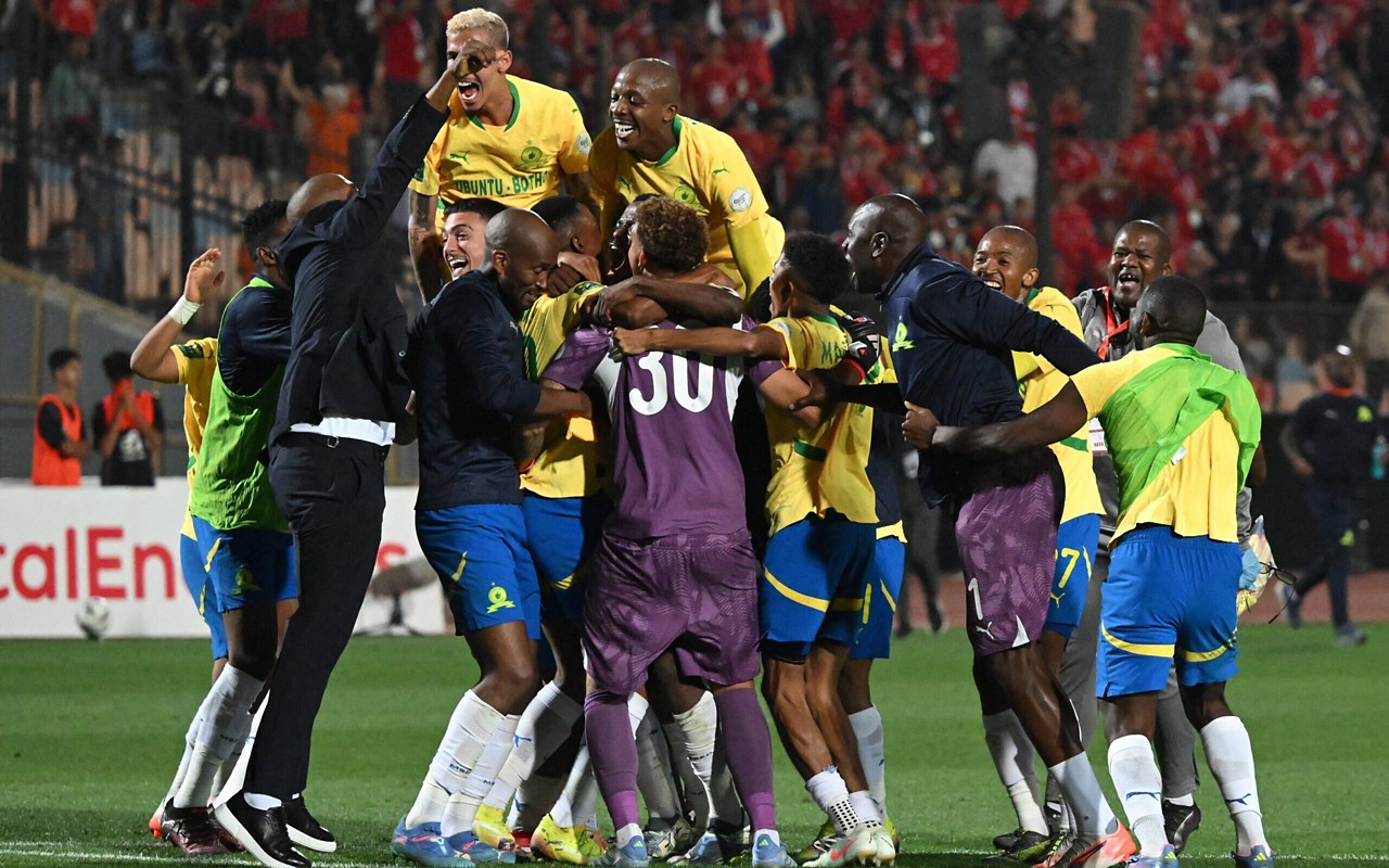Jogadores do Mamelodi Sundowns comemoram vaga na final da Champions League Africana (Foto: Khaled Desouki/AFP)