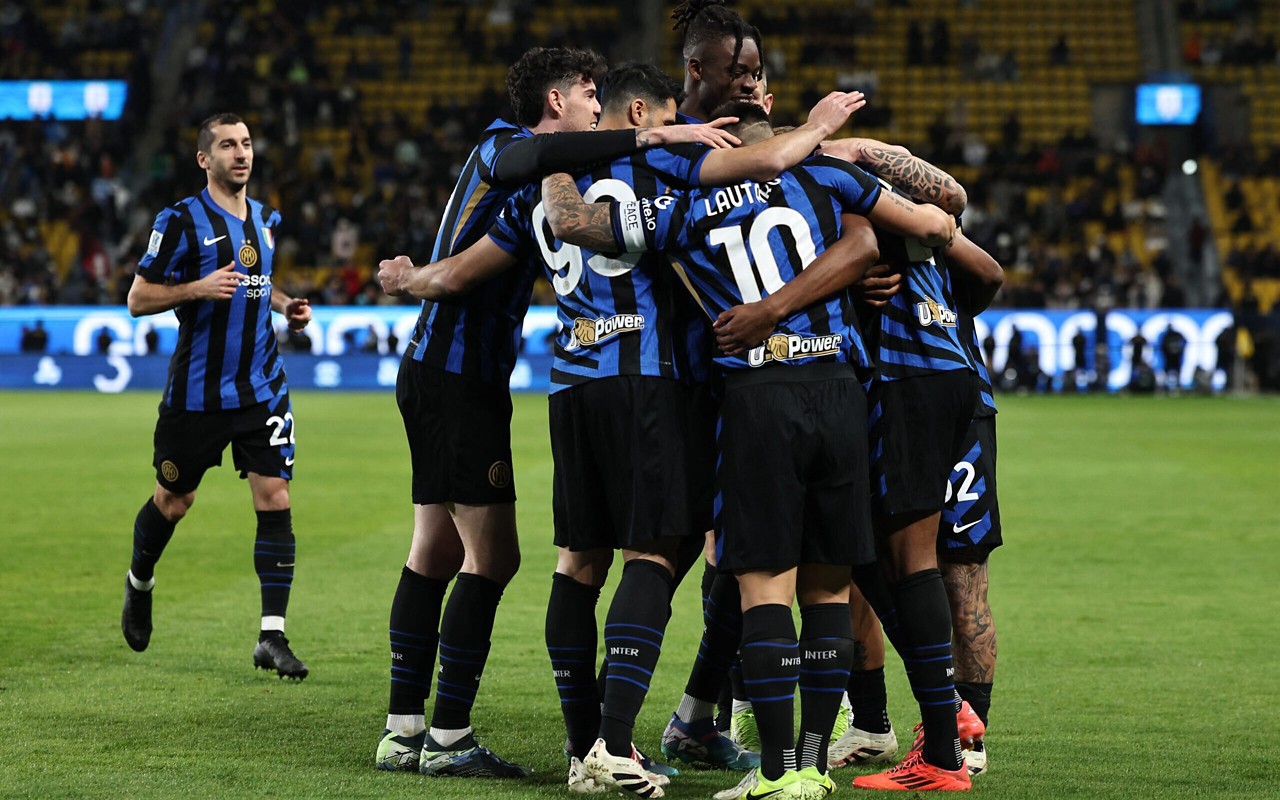 Jogadores da Inter de Milão celebram gol marcado por Dumfries sobre a Atalanta, pela semifinal da Supercopa da Itália (Foto: Fadel Senna/AFP)