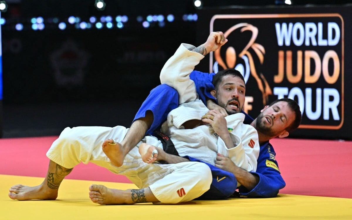 Daniel Cargnin foi medalhista de prata em Budapeste (Foto: Attila KISBENEDEK / AFP)