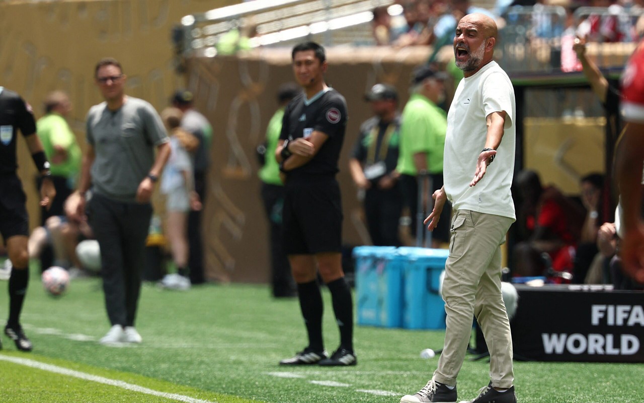 Guardiola na beira do campo no jogo entre Manchester City x Wydad pelo Mundial (Foto: Franck Fife / AFP