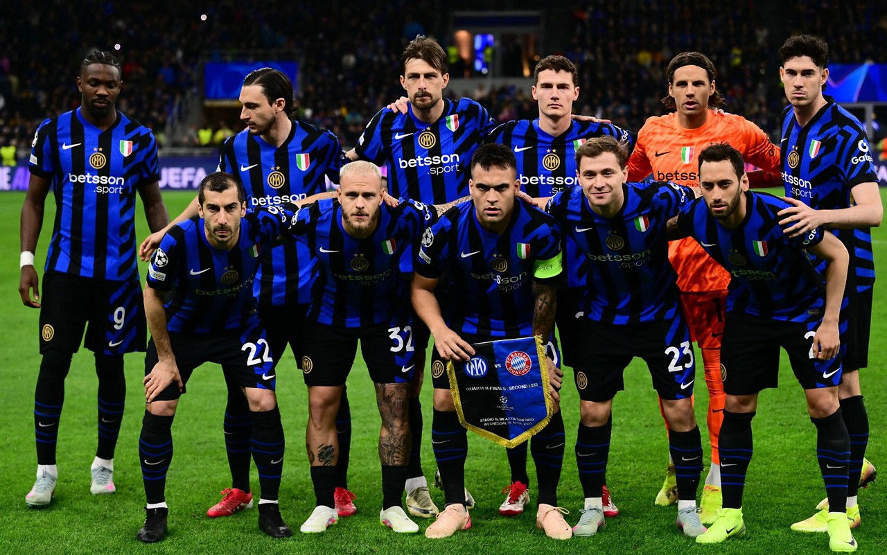 Time da Inter de Milão antes de partida pela Champions League (Foto: Marco Bertorello / AFP)