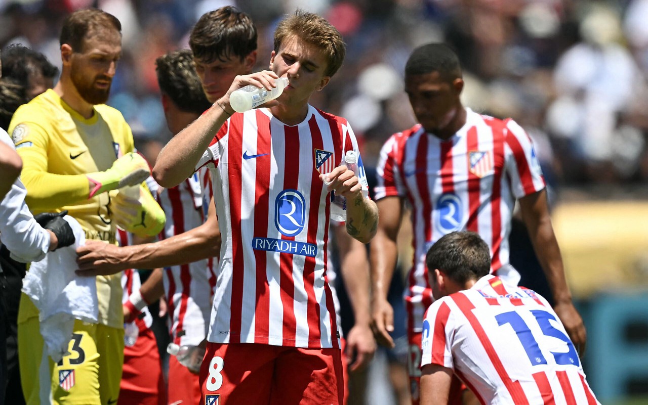 O meia Pablo Barrios se hidrata durante partida entre Altético de Madrid e PSG (Foyto: Yuri Cortez/AFP)