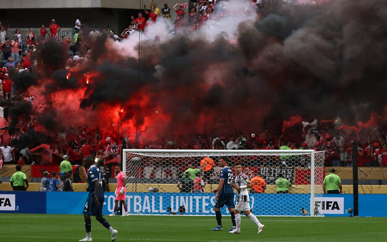 Torcedores do Wydad Casablanca utilizam sinalizadores na partida contra a Juventus (Foto: Frank Fife/AFP)