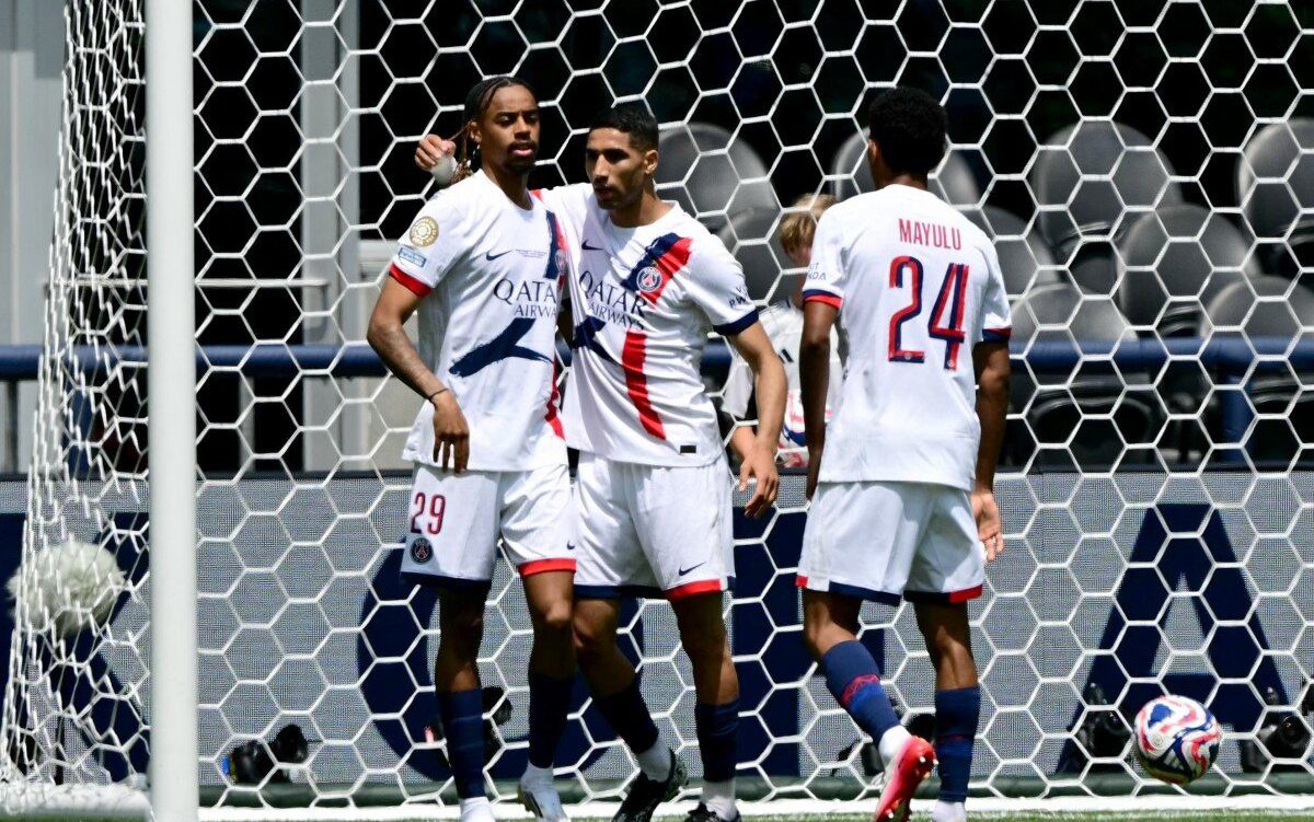 Jogadores do PSG comemoram gol diante do Seattle Sounders pelo Mundial de Clubes (Foto: Pablo PORCIUNCULA / AFP)