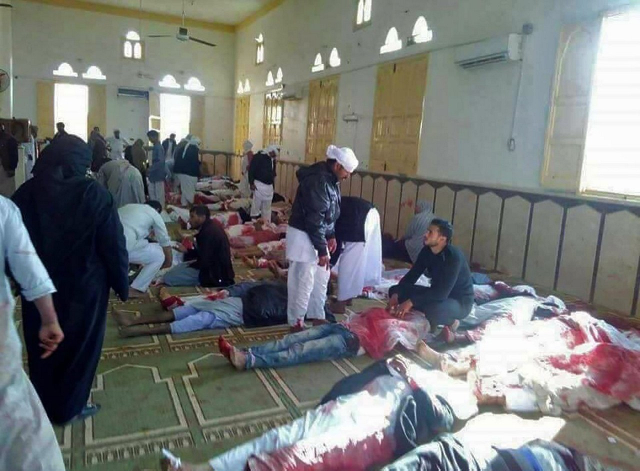 Ataque com bomba e tiros em mesquita do Egito deixa 235 mortos