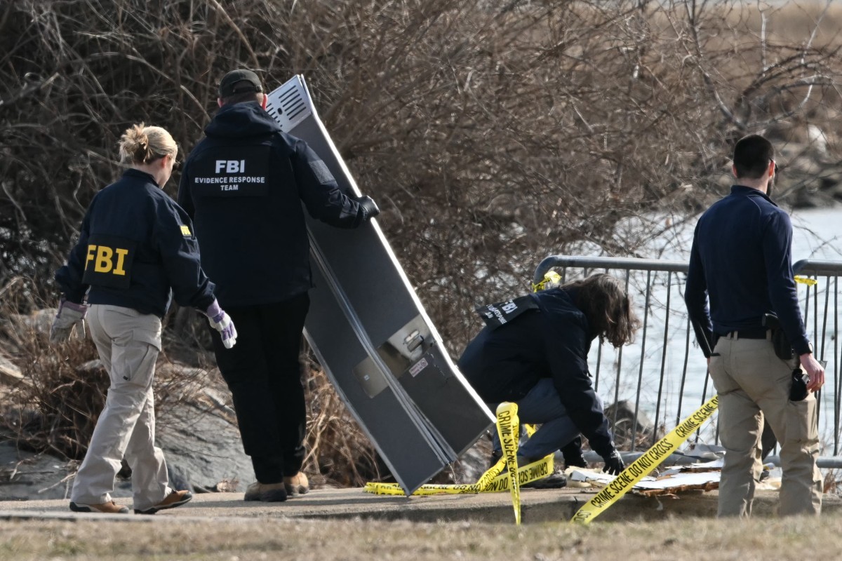 Investigadores recolhem destroços do acidente em Washington